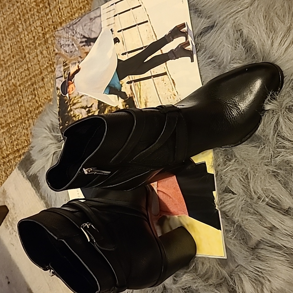 VINCE CAMUTO BLACK LEATHER STRAPPY ANKLE BOOTS sz 9